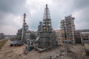 type of oil refinery in the open air