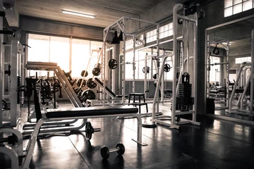Afwasbaar Fotobehang Fitness Binnen gym met moderne fitnessapparatuur.