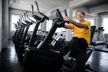 Elderly men are exercising in the gym.