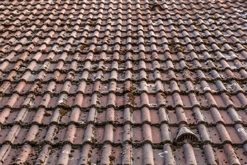 Tradionelle Dachbedeckung mit gebrannten Dachziegeln