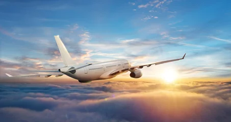 Poster Passagiers commercieel vliegtuig dat boven wolken vliegt © Jag_cz