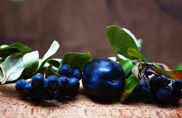 fresh blueberries on wooden table