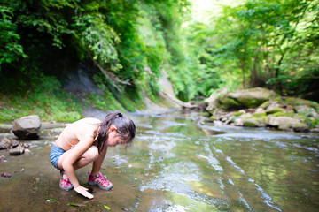 渓流で遊ぶ女の子