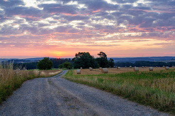Fototapeta na wymiar Sonnenaufgang über einem Feld im Vogtland