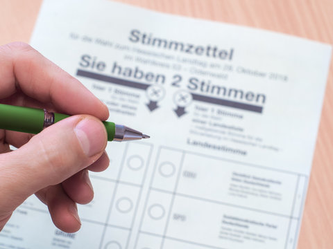 Wahl zum Landtag, Hand mit Stift vor Stimmzettel