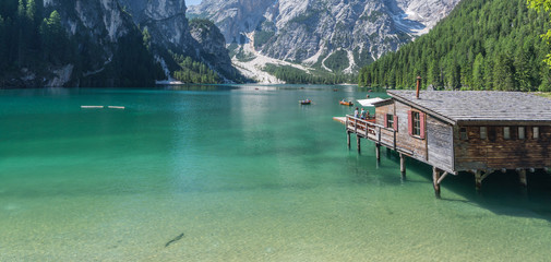 Der Pragser Wildsee mit glasklarem Wasser