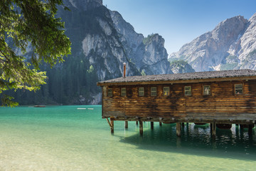 Der Pragser Wildsee mit glasklarem Wasser