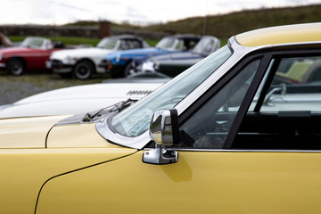 englischer Sportwagen, gelb, Seitenansicht, detail, retro
