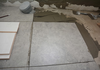 Installing ceramic tile on the floor, bathroom flooring