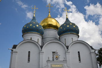 Eglise à bulbes bleus et or à Serguei Possad, Russie