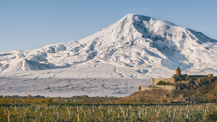 Klasztor Chor Wirap z ośnieżoną górą Ararat w tle.