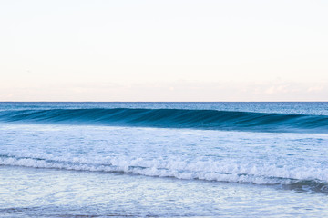 Obraz premium Beautiful sunset with ocean and waves