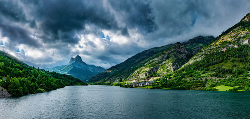 Lanuza See und Dorf,  Spanische Pyrenäen, Aragon