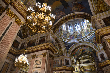 Fototapeta na wymiar Coupole de l'église Saint-Isaac à Saint-Pétersbourg, Russie