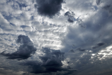 Obraz premium Dark blue sky with clouds for background or texture