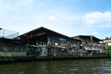 Fototapeta na wymiar auf dem Fluss Chao Phraya in Bangkok, Architektur