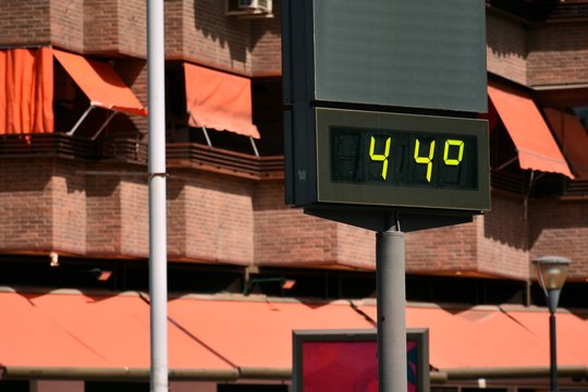 Term&oacute;metro callejero en una calle marcando 44 grados celsius