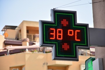 termómetro callejero de una farmacia a 38 grados celsius