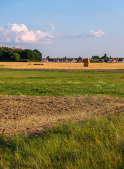 Fototapeta premium Strohballen nach der Ernte übereinander gestappelt