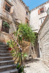 Fototapeta na wymiar Picturesque alley in Trogir in Croatia