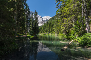 Der Pragser Wildsee mit glasklarem Wasser