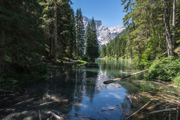 Der Pragser Wildsee mit glasklarem Wasser