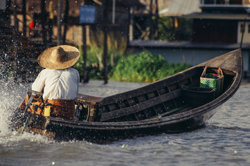 Obraz premium burmese farmer on canoe rear view