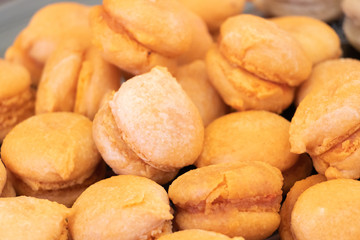 Plan rapproché sur un tas de macaron au caramel, fabrication artisanale de gâteaux traditionnels délicieux. Production et tradition de Provence, sud de la France, Côte d'Azur, fête de l'oranger 2018