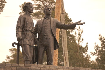 Fototapeta premium statue of man in park