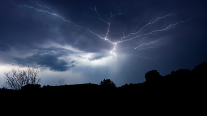 &Eacute;clair illuminant le ciel de campagne