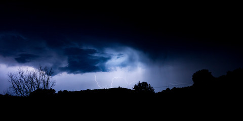 Plusieurs &eacute;clairs &agrave; l'horizon, tr&egrave;s contrast&eacute;e
