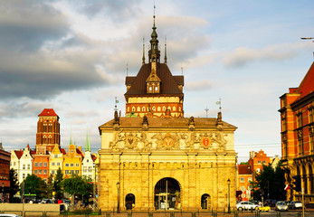 Fototapeta na wymiar Stone streets and tourists Gdansk