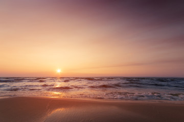 Obraz premium early morning sunrise on a choppy river / wind early spring landscape