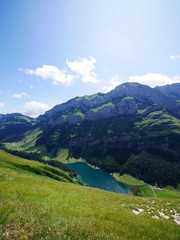 Fototapeta premium Ausblick auf den Seealpsee im Säntismassiv