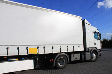 Weißer Lastwagen mit Auflieger