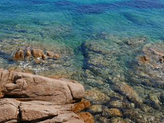 evocativa immagine del bel mare blu dell'isola de La Maddalena in Sardegna