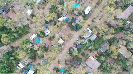Campingplatz am Meer im Wald