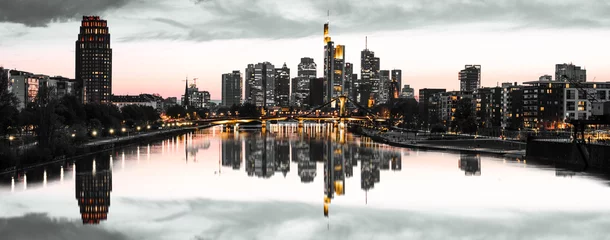 Poster Hochauflösendes Luftpanorama von Frankfurt, Deutschland nach Sonnenuntergang. © Augustin Lazaroiu