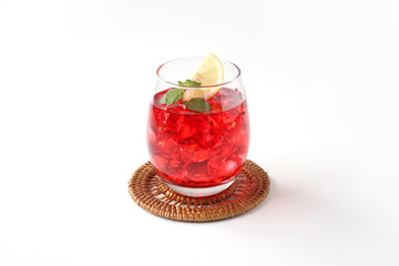 氷を入れた アイスティー 紅茶 赤い飲み物 グラス 白背景