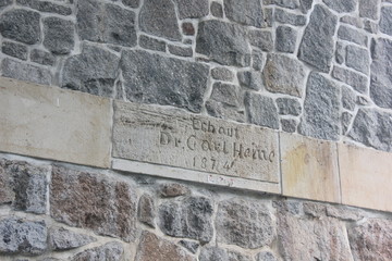 Inschrift des Erbauers Karl Heine