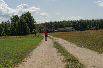 chłopiec idzie na spacer prze łąki 