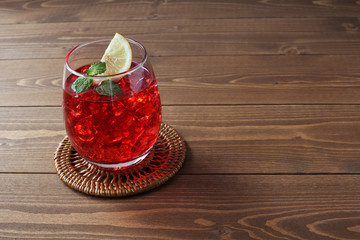 氷を入れた アイスティー 紅茶 赤い飲み物 グラス テーブル