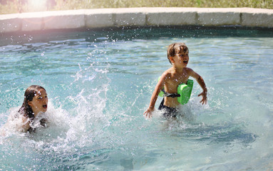 Kinder planschen in einem Swimmingpool