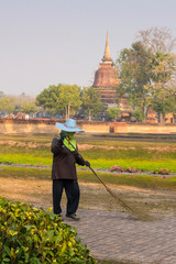 Arbeiterin im Historical Park von Sukhothai
