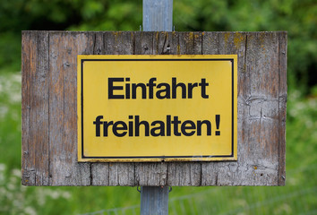 Einfahrt freihalten! - Warnschild gegen Parksünder