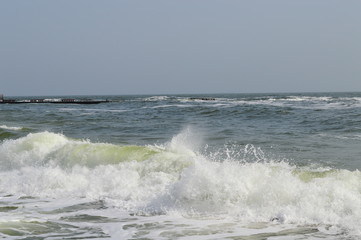 Fototapeta premium Waves crashing on rocks