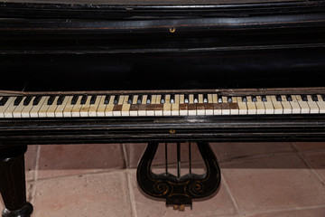 Fototapeta na wymiar Piano antiguo.