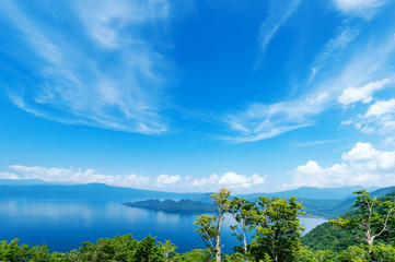 Fototapeta premium 【青森県十和田湖】十和田湖の夏：発荷峠展望台から眺める日本新八景十和田湖の大パノラマ