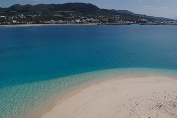 エメラルドグリーンの海と白い砂浜の対岸に島