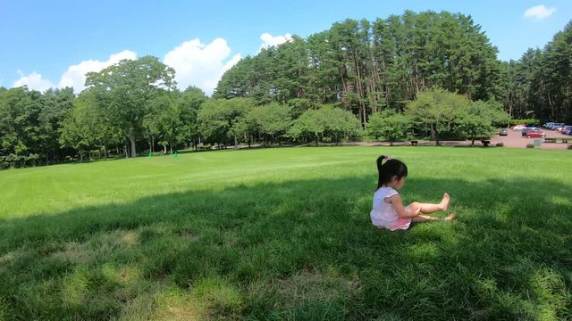 子供と公園　富士山近郊の森　晴れの日の草原